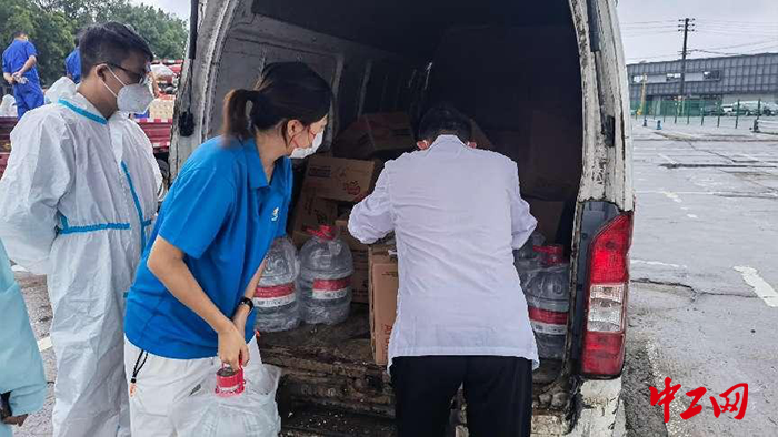 2谢丹在对接物资时，尽心尽力参与搬运工作，确保物资能够及时分配到有需要的群众手中。一桶一桶的水，送过去的不仅是生命的源泉，更是疫情之下人间的温暖