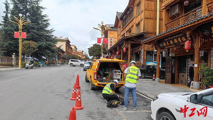 1陈彪与队员们在磨西镇上开展普查工作-(1)