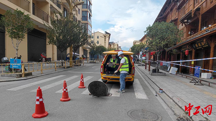 2陈彪与队员们在磨西镇上开展普查工作-(3)