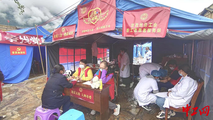 1甘孜州总工会联合四川民族学院工会、甘孜州人民医院工会,组织心理学教授、医护人员组成2支职工心理疏导服务队,为受灾群众进行心理辅导。 1甘孜州总工会联合四川民族学院工会、甘孜州人民医院工会,组织心理学教授、医护人员组成2支职工心理疏导服务队,为受灾群众进行心理辅导。