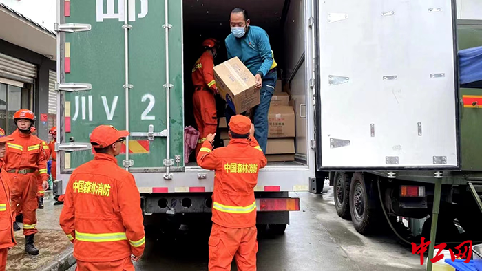 2全国劳模其美多吉在抗震救灾一线 2全国劳模其美多吉在抗震救灾一线