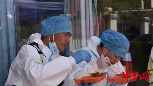 2坚守在一线，为守好“入川首站”而努力着