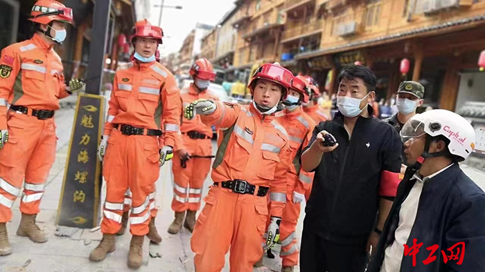 19月5日，海螺沟投资发展集团有限公司党委书记、董事长倪纲亲自组织消防部队营救大西印画被困人员。