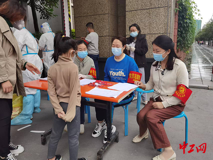 1凉山州总工会党组成员、副主席聂华帮助社区开展人员排查登记管理工作。 1凉山州总工会党组成员、副主席聂华帮助社区开展人员排查登记管理工作。