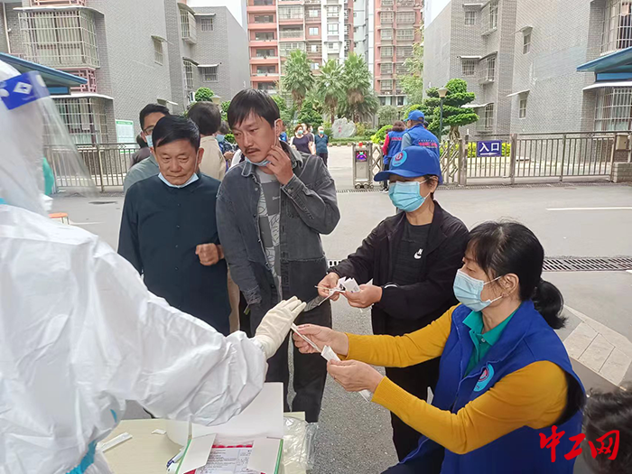 2凉山州总工会党组书记、常务副主席巫阿琼帮助开展核酸采样工作。 2凉山州总工会党组书记、常务副主席巫阿琼帮助开展核酸采样工作。