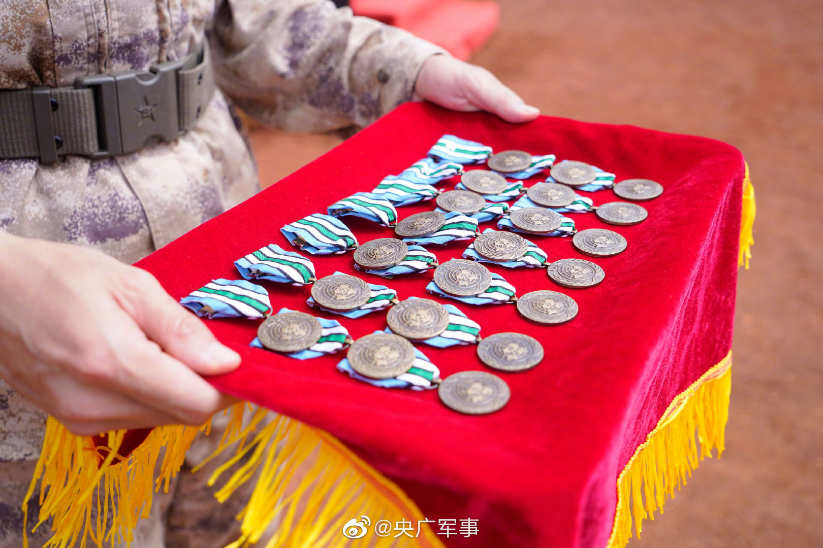 致敬331名我维和官兵获联合国和平荣誉勋章