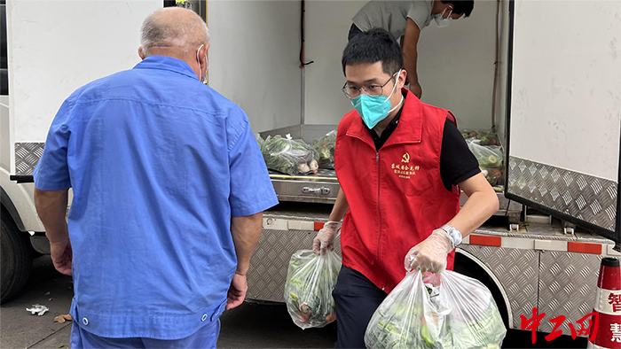 1成都益民供应链有限公司正在为管控区居民配送蔬菜包。为了让管控区居民吃上新鲜的蔬菜，公司积极行动、迅速响应，以最快速度奔赴疫情一线，先后为成都市锦江区、成华区、青羊区、金牛区内的多个管控小区配送蔬菜包，助力保障管控辖区居民正常生活-(1)