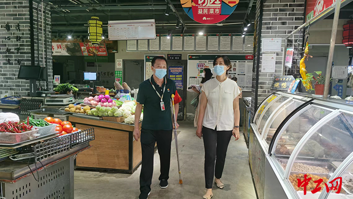 2益民菜市长顺街店店长舒强正拄着拐杖在市场巡场，关注各业态产品销售情况，并检查疫情防控落实情况。作为益民菜市的老店长，舒强十年如一日坚守工作岗位，&nbsp;“8·25”疫情期间，他腿伤未愈，依然每日拄着拐杖坚守在市场，确保市场每日正常营业、供应充足，彰显了益民人的担当