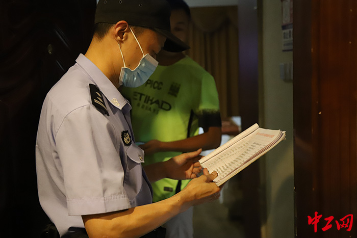 民警深夜服务群众