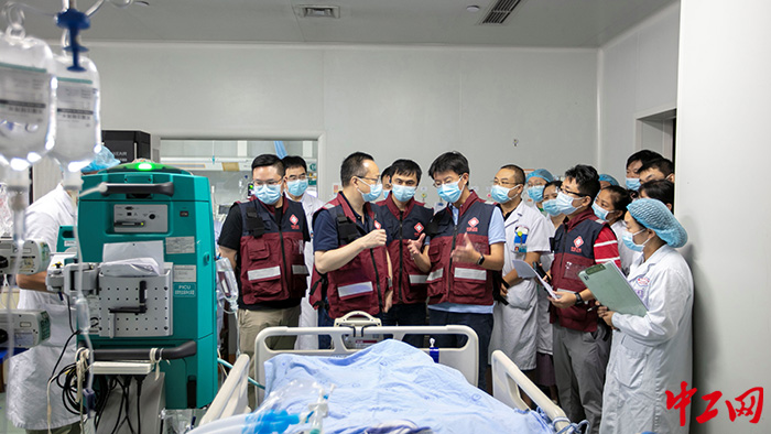 华西医疗队奔赴雅安，副院长郭教授带队，队员有重症医学科主任，肝脏外科副主任，呼吸治疗科副主任，肾脏移植中心副主任，医务部部长。__