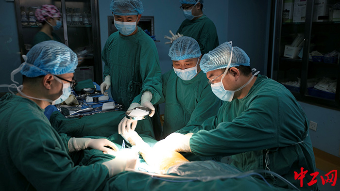 华西医院骨科胡医师同人民医院医生为地震伤员实施手术。这名地震伤员，下肢多处骨折，华西骨科医师与当地医院骨科医生为伤员施行了多处固定术。手术顺利，伤者已无生命危险