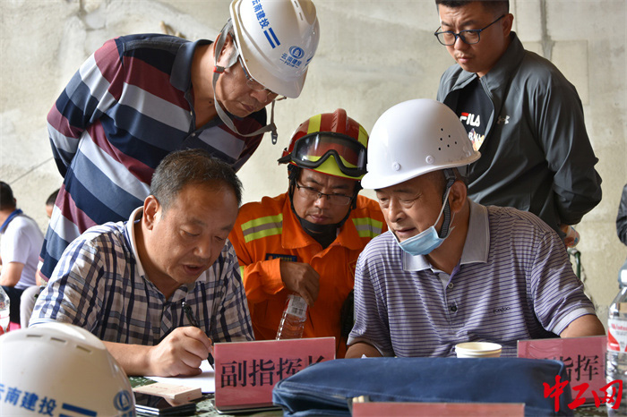 与专家组商议救援方案 与专家组商议救援方案