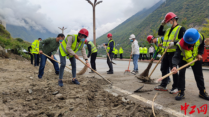 图为倪均会带领项目职工清理道路，以不到2个小时的“二局速度”清除沿线2公里塌方、泥石流路段，保障道路恢复正常通行，为奔赴震中的救灾人员和后续的应急救援物资“抢”出了生命通道