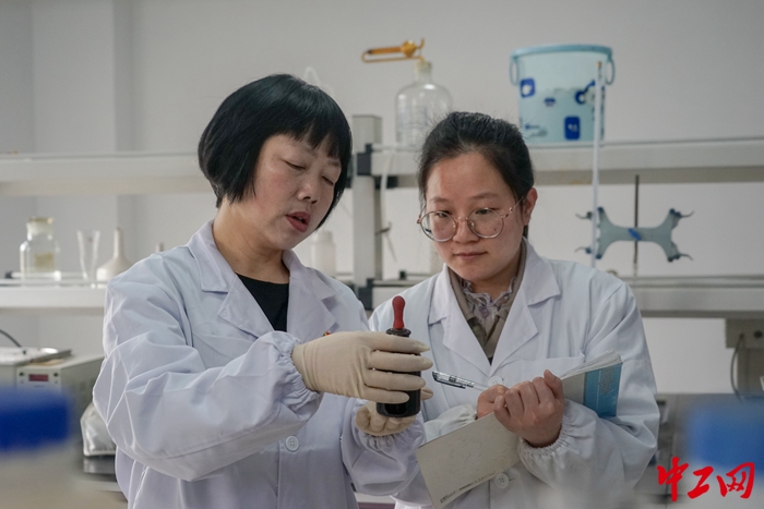 全国五一劳动奖章获得者瓮福达州化工杨晓梅工作照