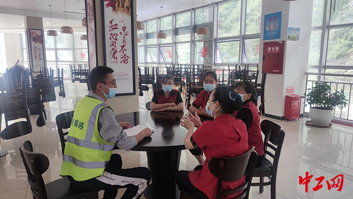 叶依林与一线员工交心谈心