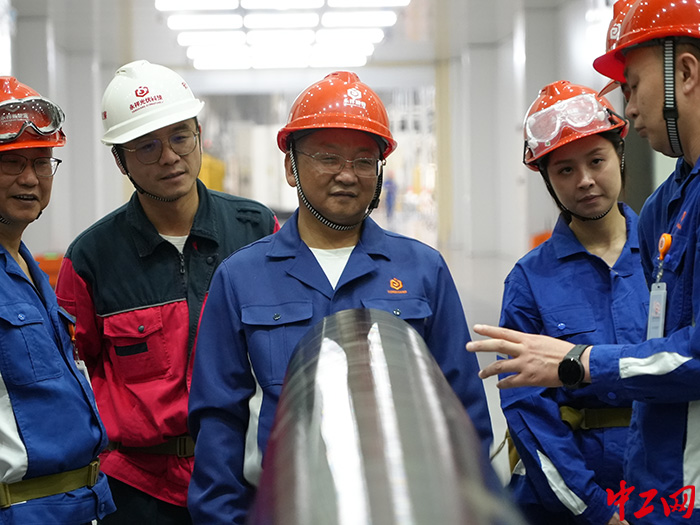 李斌国庆当天查看永祥光伏科技出产单晶棒