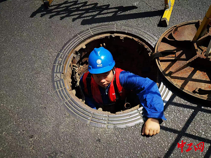 1-沈靖在巡视完电缆后刚从隧道出来 1-沈靖在巡视完电缆后刚从隧道出来