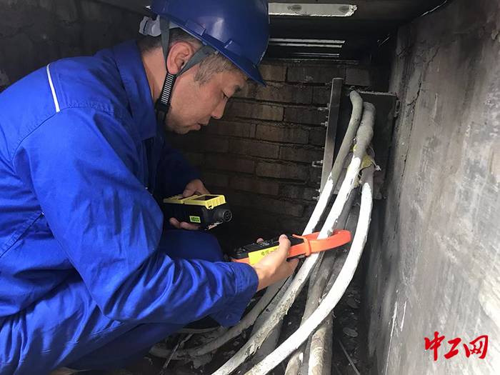 2-孔凡银在重载线路110千伏郊猛线浅沟进行带电检测 2-孔凡银在重载线路110千伏郊猛线浅沟进行带电检测