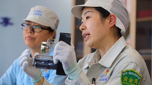 二十大代表风采｜柯晓宾：躬耕毫厘之间 守护中国高铁“神经元”