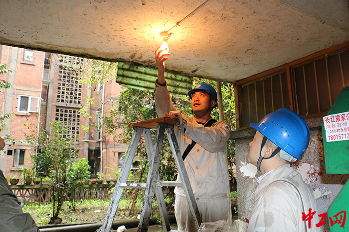 2016年5月，邓义沛志到簸米湾社区居民楼开展志愿服务活动