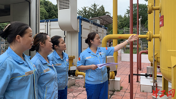 2.汇西加油加气站职工在进行现场实操，通过“老带新”的方式，模拟现场场景演练，不断熟悉各岗位的相关操作流程，在立足岗位的基础上做到其他业务的全面掌握