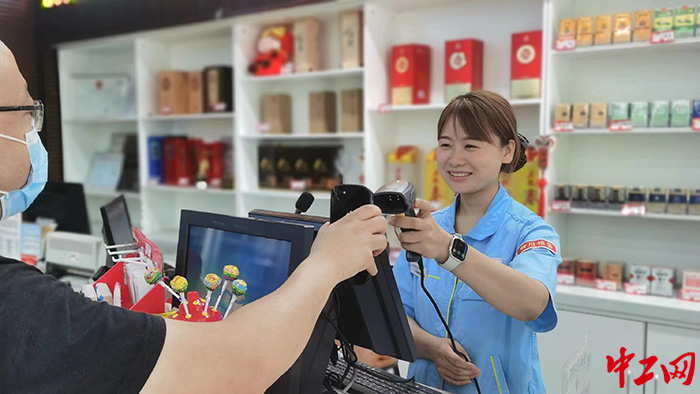 4.汇西加油加气站点职工发自内心的笑容充满感染力，在服务客户的同时，也应该用善意的微笑回馈社会、温暖人心，让每一位客户宾至如归