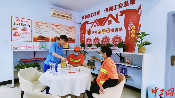 3.汇西加油加气站户外劳动者服务站点志愿者在为户外劳动者提供服务，除了有根据不同时期开展的特色活动外，户外劳动者服务站点还提供24小时就餐、洗衣、更换出租车座套等20余项服务