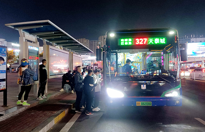 旅游季节，末班车延时助力夜经济发展。青岛城运控股集团提供