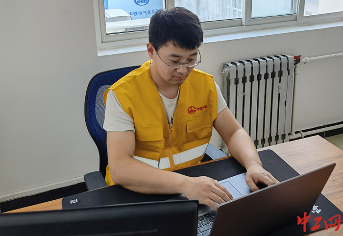 刘安修改施工图纸(拍摄者:史立霞) (4) 刘安修改施工图纸(拍摄者:史立霞) (4)