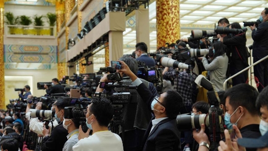 中外记者报道新一届中共中央政治局常委集体亮相