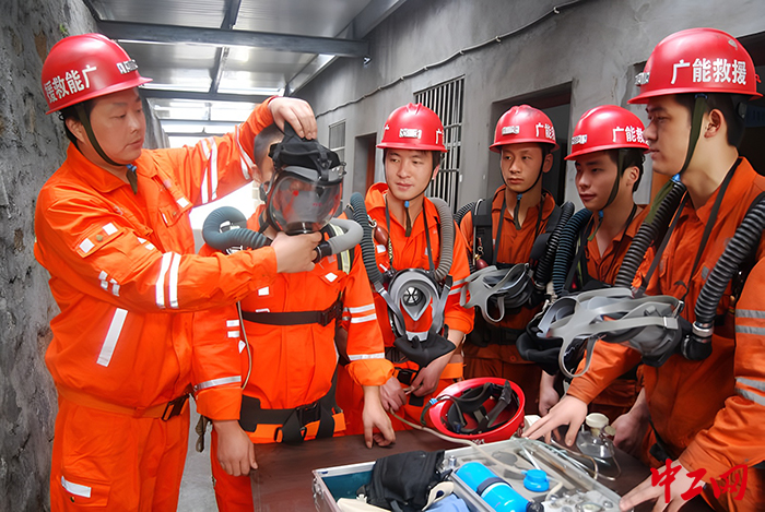 时任救护中队队长李进（左一）指导救援演练