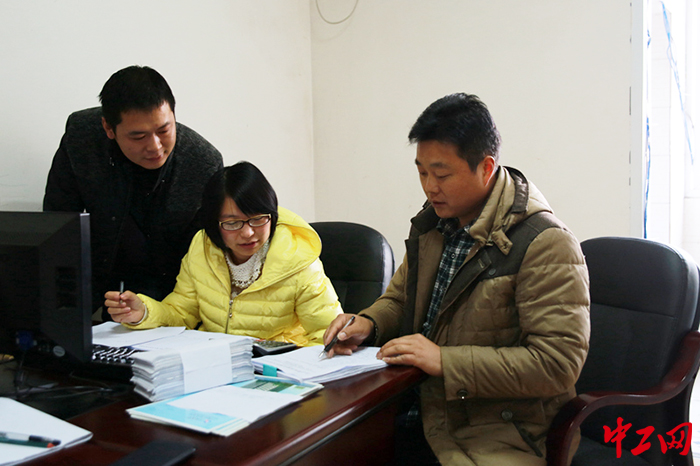 龙滩销售部部长李进（右一）对职工进行销售业务培训
