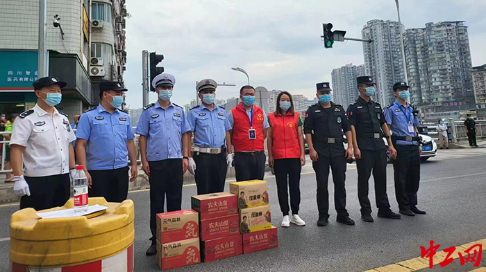 为一线公安民警“送清凉”志愿服务