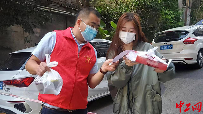 为社区群众领送生活物资志愿服务