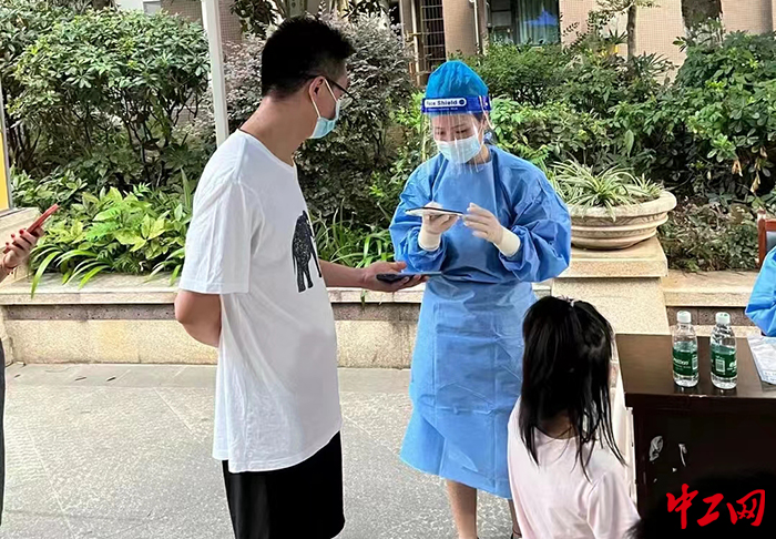 梓潼县房地产经纪行业工会联合会组织房产中介员在核酸检测点位开展志愿服务