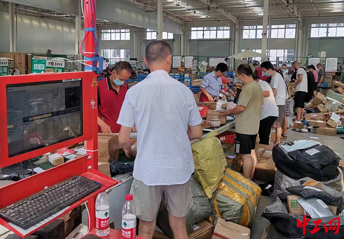 梓潼县快递行业工会联合会组织快递小哥疫情期间坚持快递消毒分拣、检疫查验