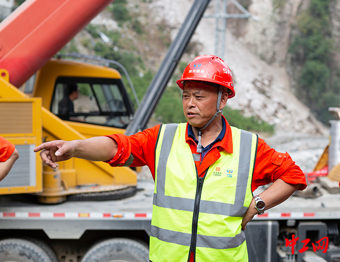 侯朝银在湾东村指挥调度吊车吊装车型栈桥模板