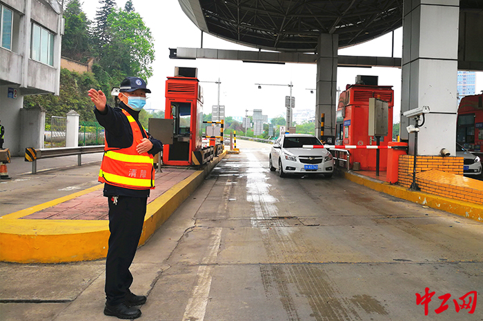 疫情期间，黄万付同志成了多面手，上岗时段参与上路巡查、事故现场排障，收费道口指挥疏导交通，完成出勤任务后又是勤务兵、志愿者、传授师傅。多方面发挥自己的专长，并带动同事一起“战斗“、技术提升。