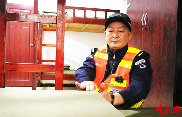 下班后，黄万付又在中队驻地，组织大家打扫卫生，整理物品，并亲自示范叠被子，提高中队人员的标准规范意识和内务管理水平。