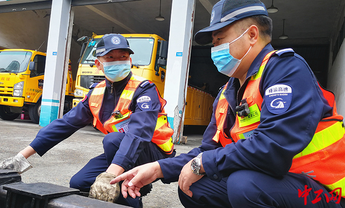 休息时，黄万付把年轻的清障车驾驶员召集过来进行清障车的研讨和实际操作，演示清障车操作要领，分享车辆施救工作经验；通过他的亲授，让更多的队员掌握清障车及排障技术，中队清排障能力得到整体提升