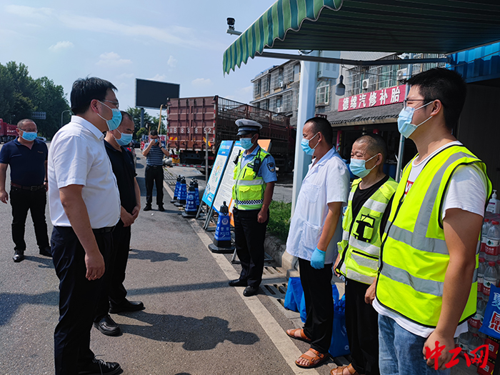 区总工会开展“送清凉”活动，慰问入川即检疫情防控卡点工作人员