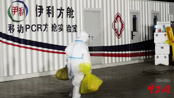 清理医疗废物，打包、扎带、消杀后收集到指定暂存间