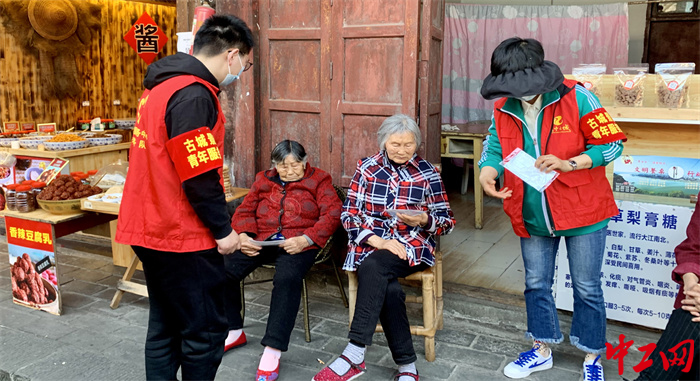 在古城街道为游客、市民发放口罩