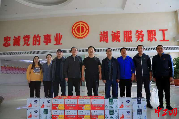 10月27日，内蒙古自治区总工会党组书记、副主席张慧宇慰问内蒙古自治区总工会机关值守干部。 雷敏 摄