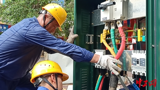 四川先锋｜国网眉山供电公司东坡区供电中心多能东坡配网抢修班：不惧“烤”验 ，时刻“汗”卫电力保供