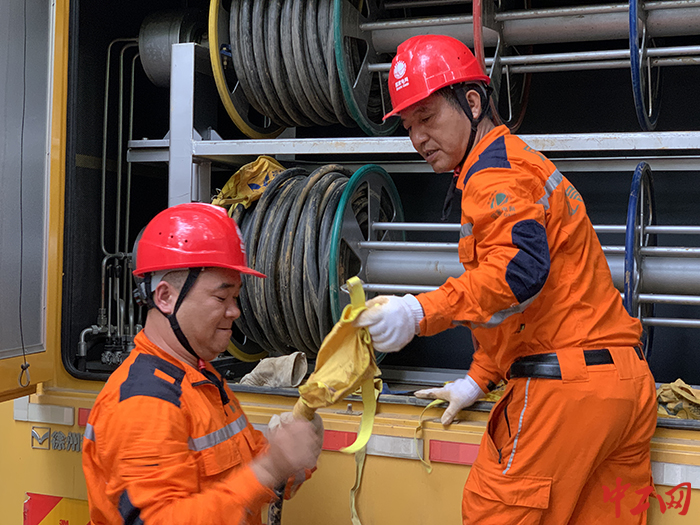 盛恩利（右一）