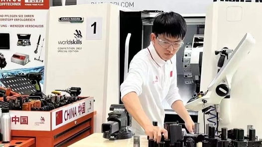 广东农村少年“玩”数控“玩”成了世界冠军