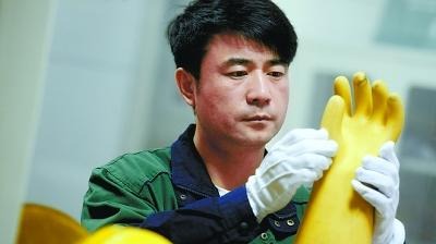 工匠汇·第一届北京大工匠｜高压线上的“手术师”：三条导线、万伏高压