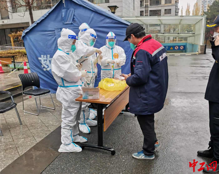 内蒙古工人疗养院职工正在进行核酸采集工作。内蒙古工人疗养院供图 内蒙古工人疗养院职工正在进行核酸采集工作。内蒙古工人疗养院供图