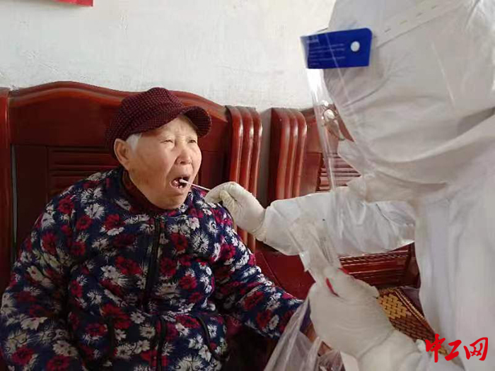 11月2日，泰山区总工会驻村第一书记上门为村民做核酸。泰山区总工会供图